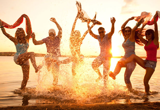 Friends travelling together on an island trip